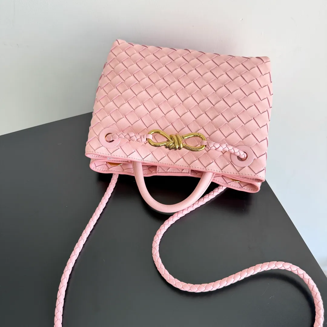 The 2023 new Andiamo batch of 1860 BV has been shipped‼ ️Really popular🔥The new Andiamo woven handbag launched by Bottega Veneta this season is really popular all over the world! ! Celebrities at home and abroad have worn it, and Oscar-winning actress Michelle Yeoh has taken it out on the street. Song Jia, Trai Yara, Yu Feihong, Sanji Ayaka, Rosie Hunting-Whiteley, Yoshioka Riho, etc. have all picked up this bag. It is classic and versatile, showing off its temperament, and the bag capacity is also large, which is very convenient for daily commuting! ! A variety of carrying methods, the shoulder straps can be adjusted by yourself, the original lambskin feels soft and delicate, and the unisex style breaks gender boundaries and brings a more practical and longer-lasting use experience. Andiamo, which has both elegant and casual styles, perfectly interprets the true appearance of "fashionable old money style". Style number: 743568 Size: 25*22*10.5cm